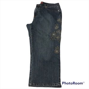 Jeans wear cosmopolitan embroidered denim capris